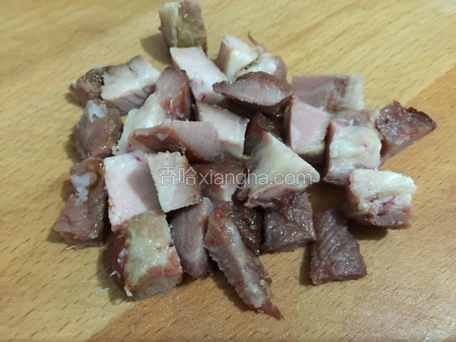 猪肉切丁。（我这里用的是叉烧肉）