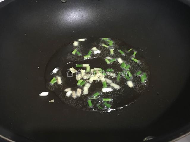 放入葱姜爆香。