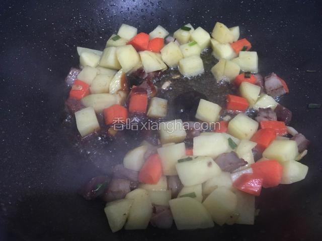 调入适量生抽和耗油翻炒均匀。