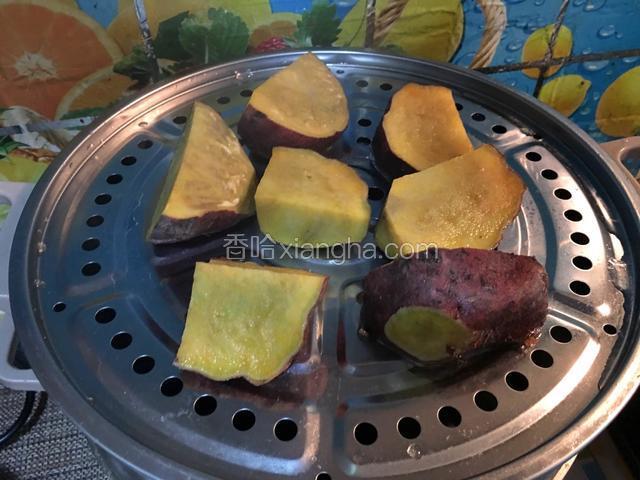  红薯洗净切成小块上锅蒸熟