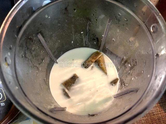 加入白糖，倒入纯牛奶，按启动键