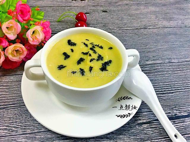 撒上海苔碎点缀品尝吧！