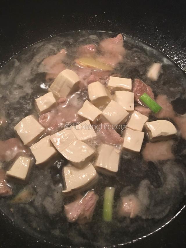 加入豆腐和猪血