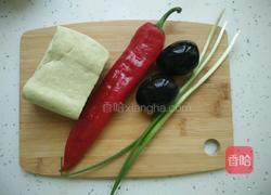 皮蛋拌豆腐的做法图解1