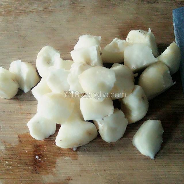 荸荠去皮后切成小块