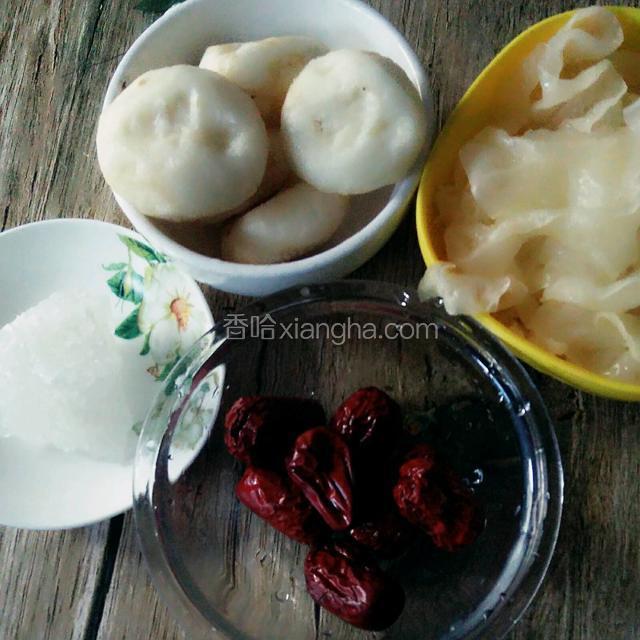 银耳泡发，去黄蒂撕成小朵，荸荠去皮洗净，红枣清洗干净