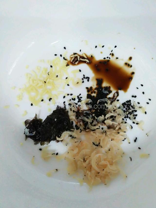 碗中放鸡精、酱油、紫菜、虾皮、盐、胡椒粉、黑芝麻，作底料。