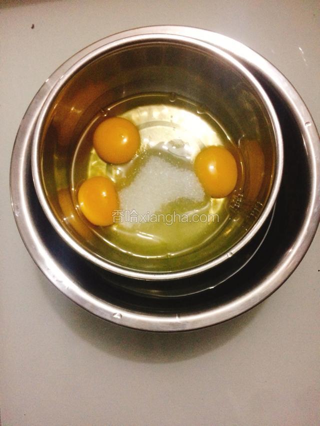 准备一盆热水，温度在四五十度左右，把打蛋盆坐入热水中，加入白糖后，用电动打蛋器开始打发。