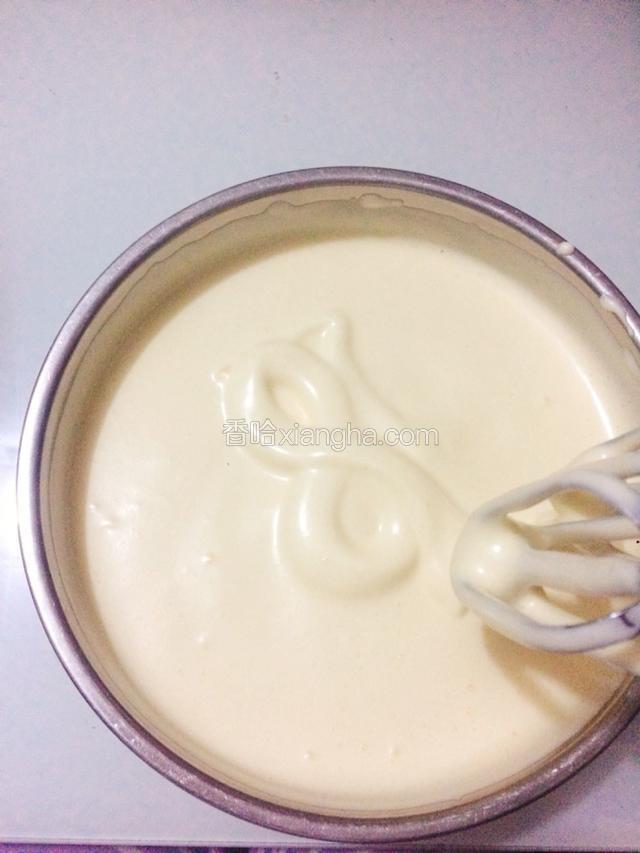 打至鸡蛋蓬松发白、浓稠细腻，提起打蛋器滴落的蛋液不会很快消失。