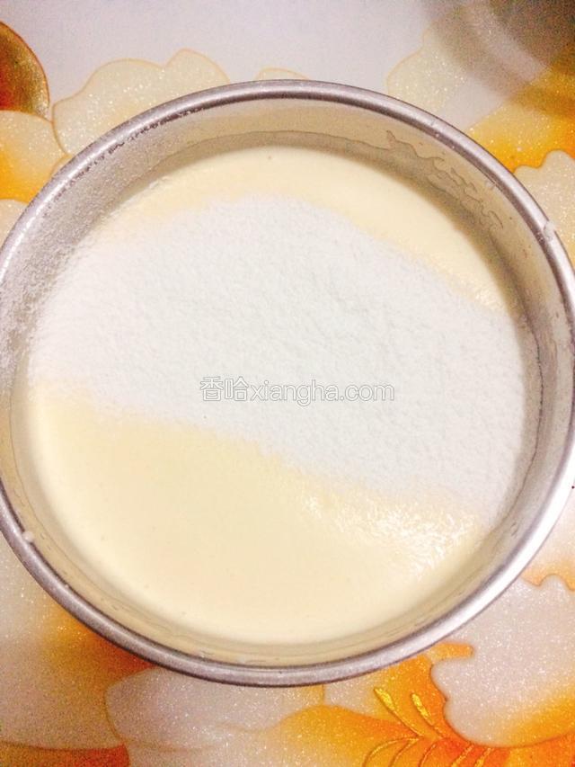 分三次筛入低筋面粉和玉米淀粉，用橡皮刮刀快速翻拌均匀。