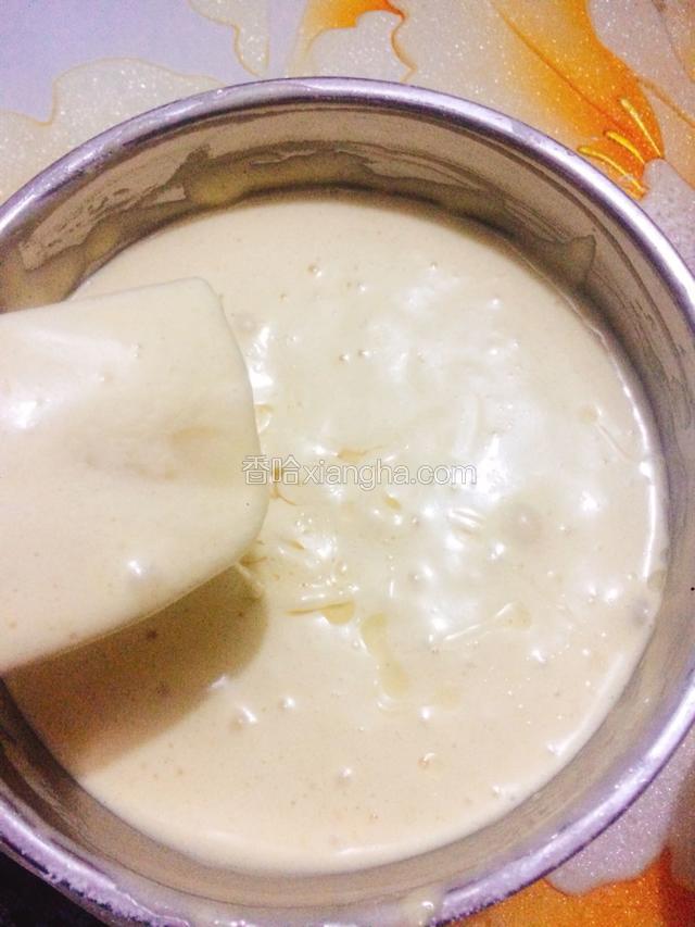 加入玉米油后继续用刮刀翻拌均匀。