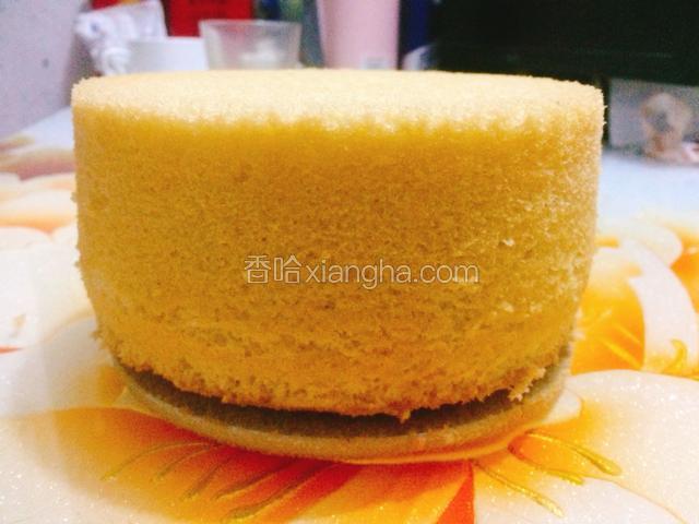 用手轻轻按压蛋糕四周，然后把底部推上去，再用同样的方法脱去底板，完成脱模。