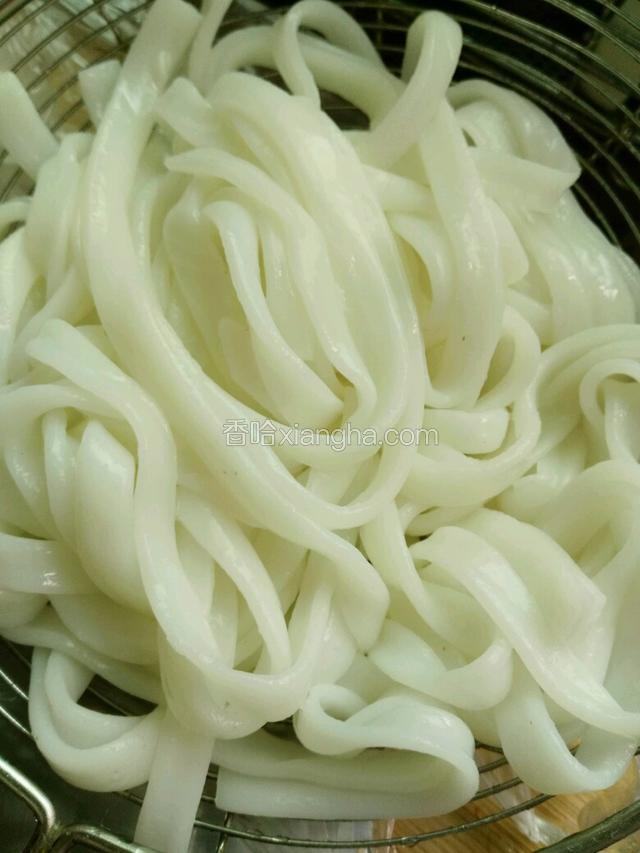 准备河粉过下水，沥干