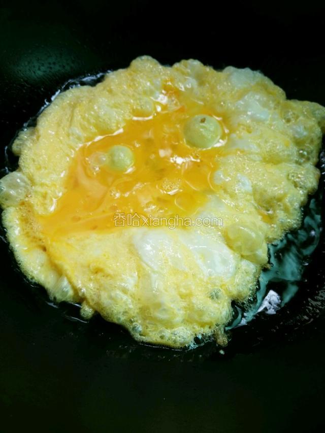 倒入鸡蛋液，煎至成型盛出备用