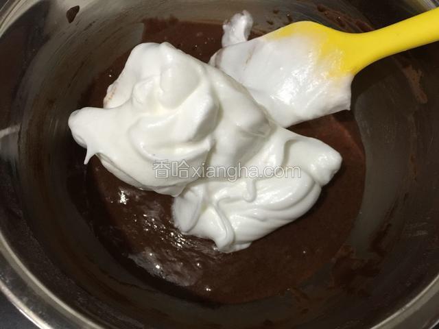 取三分之一打发好的蛋白加入可可糊里用刮刀由下往上的翻拌均匀。