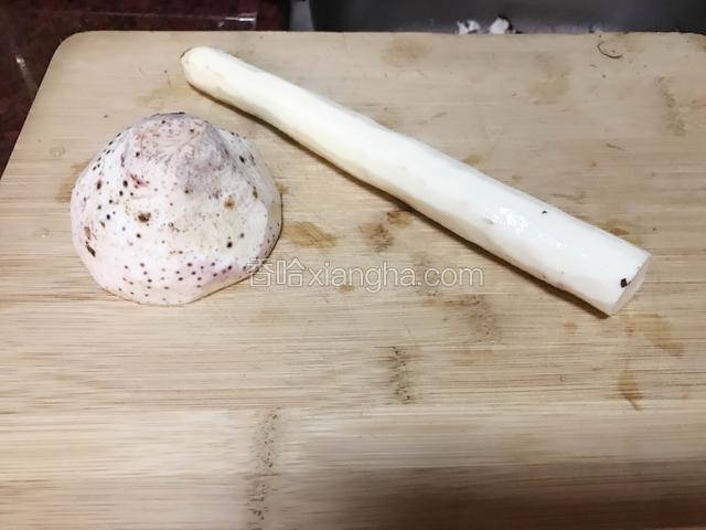 取适量山药和香芋去皮