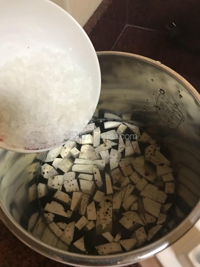 倒入豆浆机，加入最高水位的水，加适量冰糖。