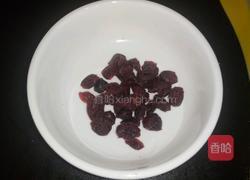 蔓越莓红枣枸杞牛奶的做法图解1