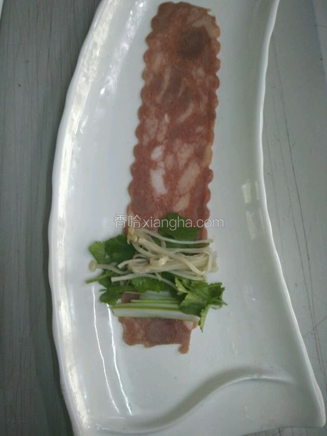 将培根肉铺平，放入葱、香菜、金针蘑。
