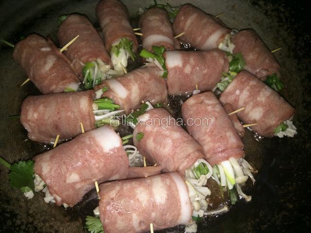 热锅少许凉油，放入培根肉卷，用小火慢慢煎制。