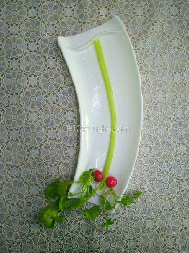 将芹菜洗净摆放中间，做鞭炮的绳子，将小水萝卜放在尾部当装饰。