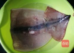 「Cathy边吃边营养」鱿鱼清炒蒜黄的做法图解1