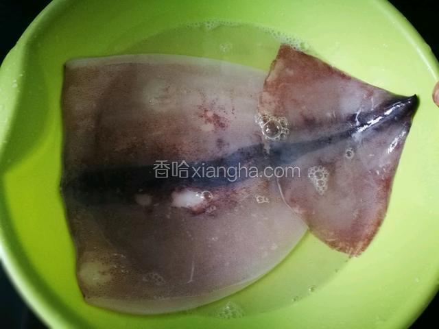 我买的是没有内脏的鱿鱼，如果买回来的鱿鱼有内脏应先去内脏，简单清洗后用白醋水浸泡1分钟（利于去膜）