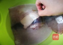 「Cathy边吃边营养」鱿鱼清炒蒜黄的做法图解2