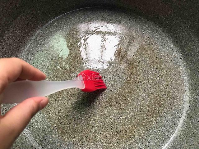 锅烧热，刷一层食用油