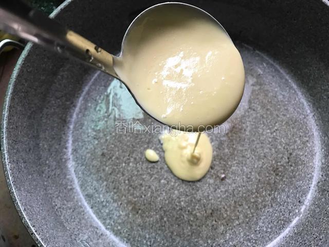 倒入一汤勺松饼糊
