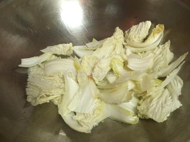 锅内放油烧热，下白菜片翻炒片刻。