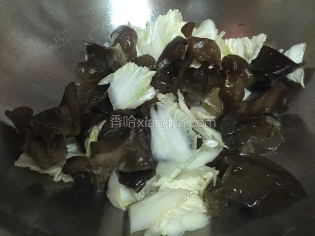 放入黑木耳一起翻炒片刻。