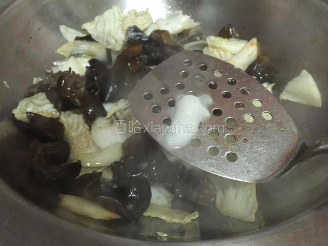 放入少许猪油一起翻炒。
