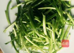 茼蒿杆炒香干的做法图解2