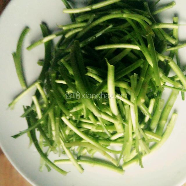 茼蒿杆切成寸段