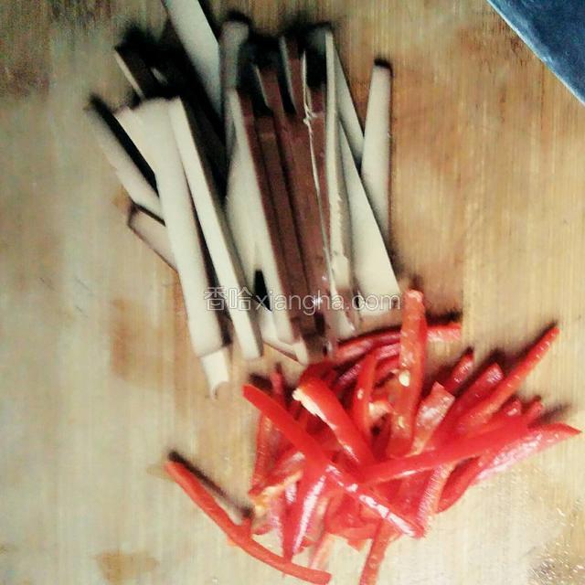 红椒和香干切成丝