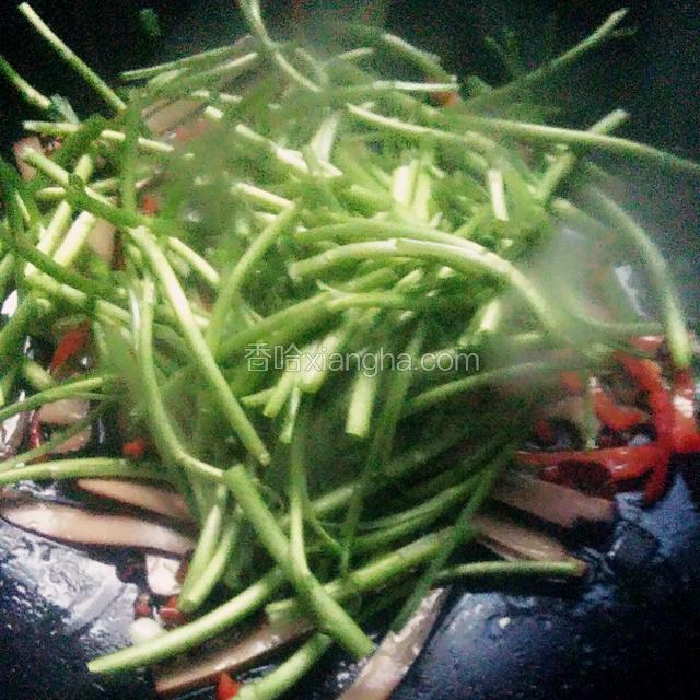 加入茼蒿杆继续翻炒