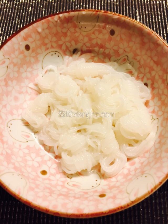 魔芋丝结倒入碗里，清洗一下