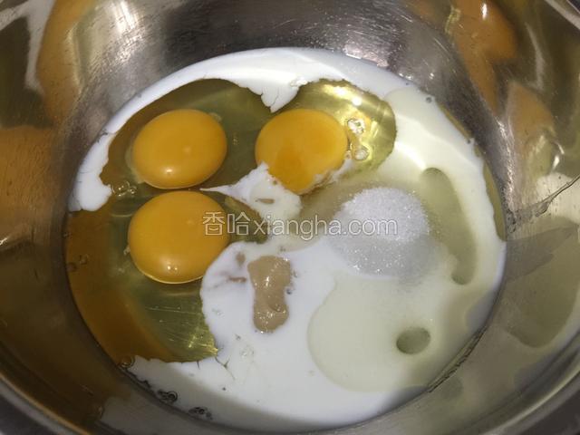 鸡里加入牛奶，玉米油和细砂糖搅拌均匀。