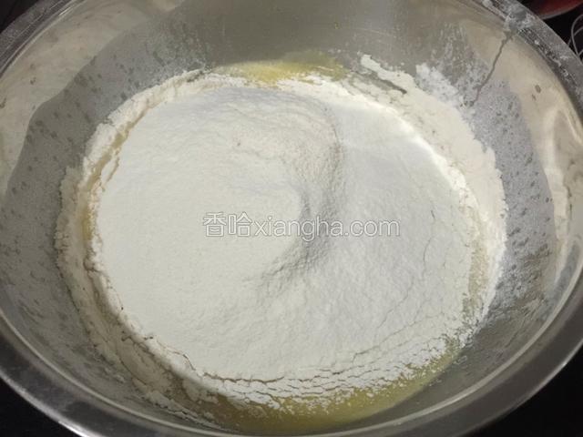 把混合粉筛入搅拌均匀的蛋液里。