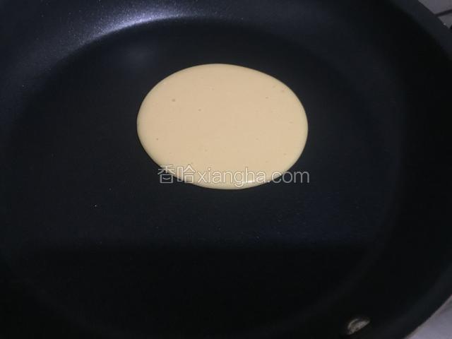 用勺子舀适量的面糊垂直滴落成圆状。（面糊会自然晕开的）