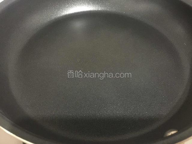平底锅小火烧热。