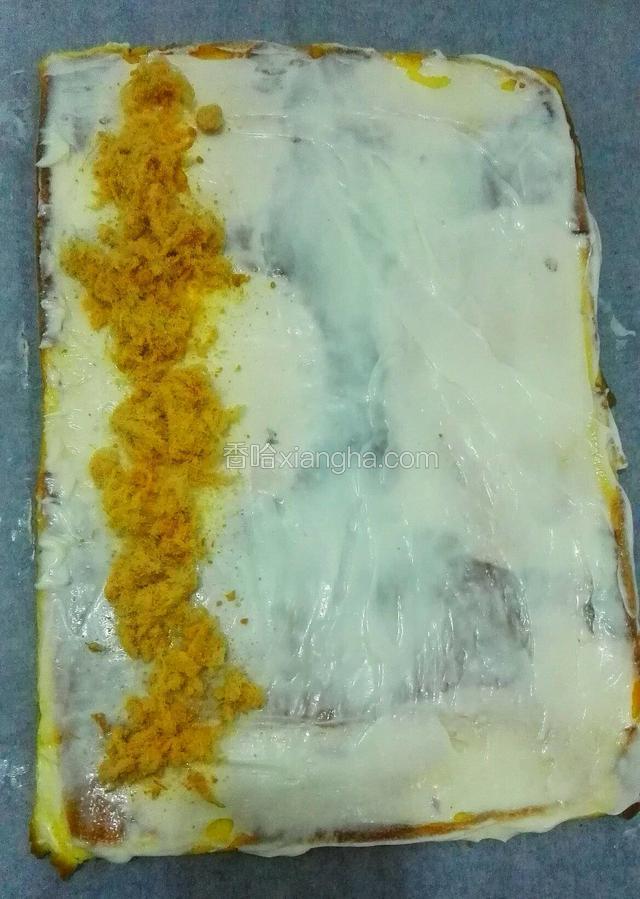 放凉后把有葱的一面朝下，在蛋糕表面摸上色拉酱，放入肉松，然后卷起来