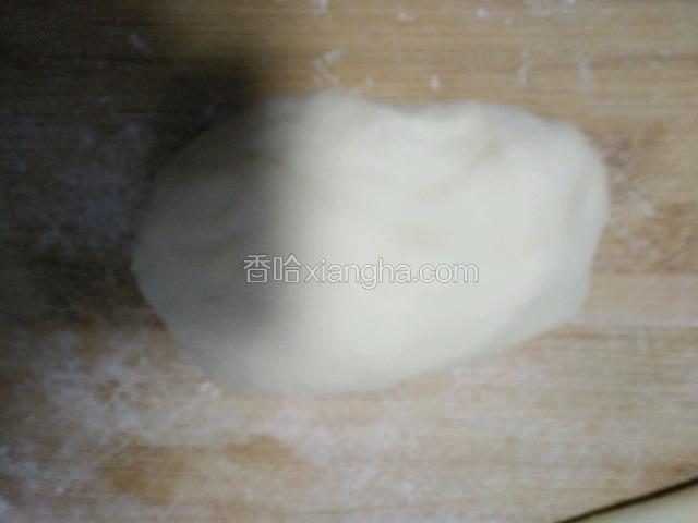 和好醒好的面团。和面的时候用温开水，和的柔软些。