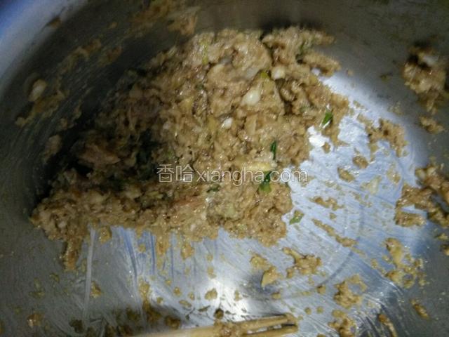 昨天包饺子剩的莲菜猪肉馅。（馅的做法参考我的菜谱――莲菜猪肉饺子馅）