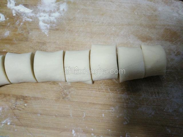 将面团揉成长条，切成段。