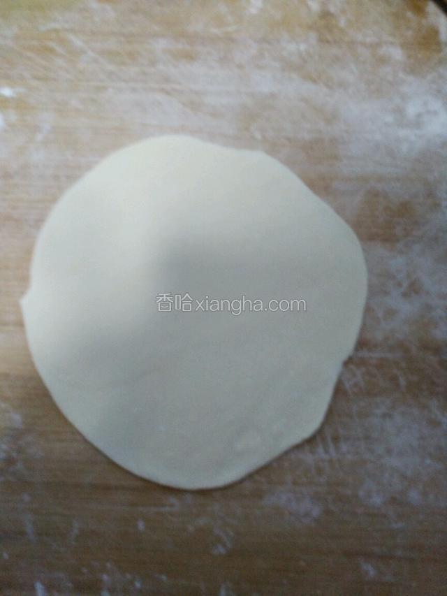 用擀面杖擀成圆皮儿。步骤和包饺子有点儿像。