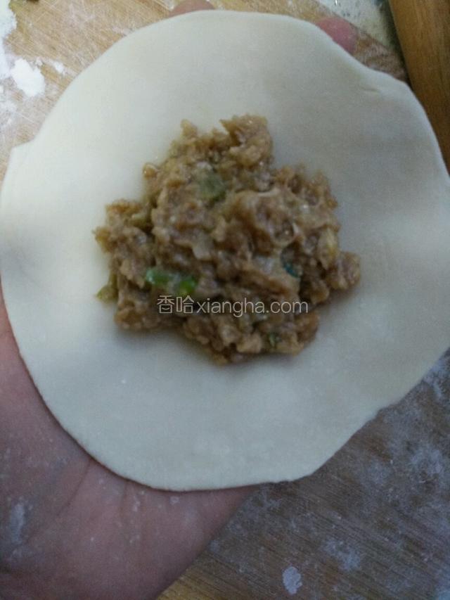 将莲菜猪肉馅放入皮中间。