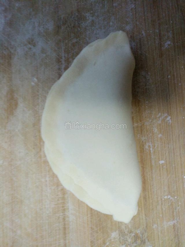 像包饺子一样捏好周边。