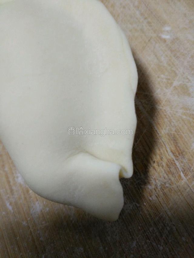 然后Z字形折，并且圧好，依次折好圧好半圆边。